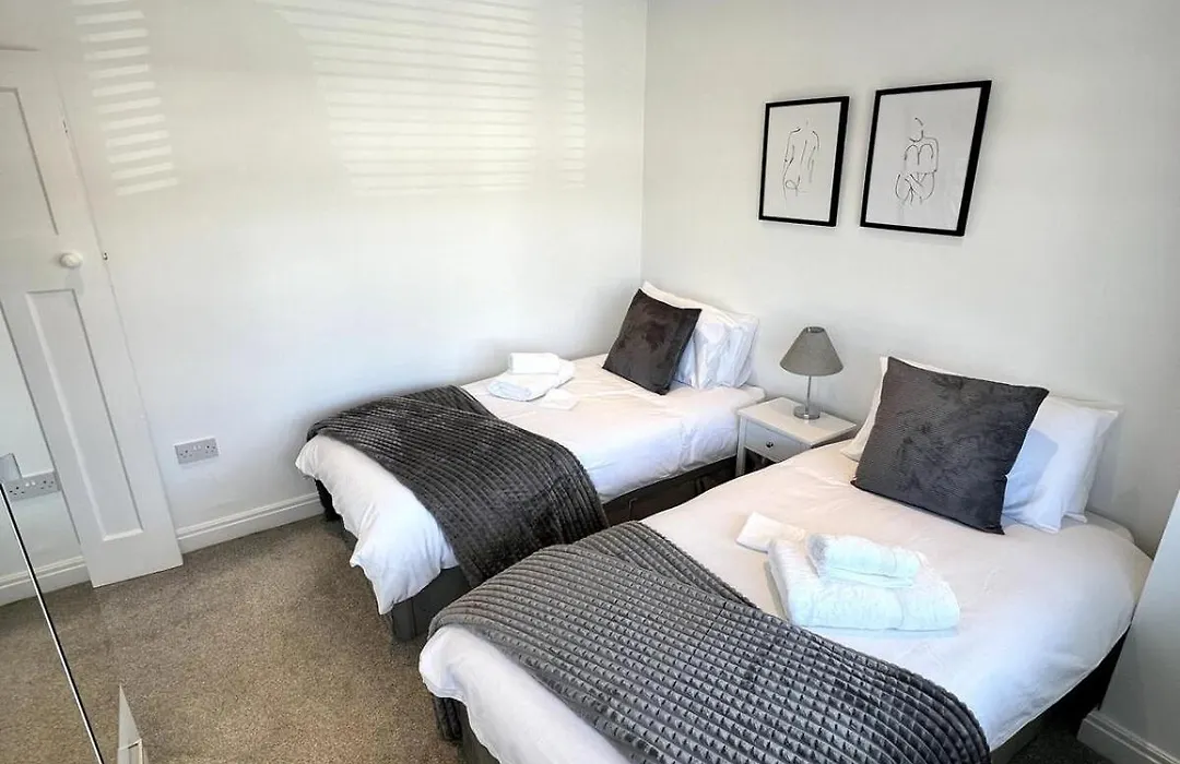 Spacious, Cosy & Stylish 3 Bed Home In Salford, Near Trafford Park - Free Parking-1